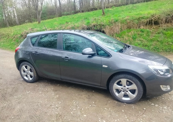 Opel Astra cena 21000 przebieg: 210000, rok produkcji 2010 z Karczew małe 79